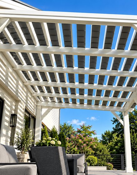 Überdachte Terrasse eines Wohnhauses mit Sitzbereich