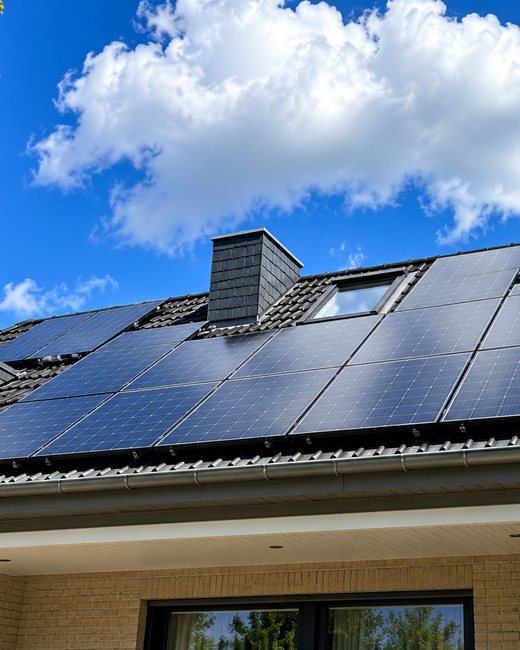 Photovoltaik-Module auf dem Satteldach eines Einfamilienhauses